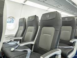 Auf Flügen ab Deutschland bleibt der Mittelsitz bei Lufthansa und Eurowings ab sofort frei.