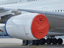 Lufthansa A380 Grounding mit abgedecktem Triebwerk
