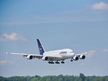 Airbus A380 von Lufthansa im Landeanflug.