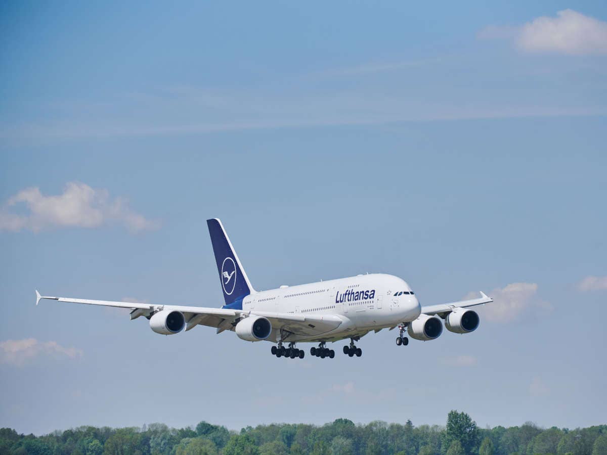 Airbus A380 von Lufthansa im Landeanflug.