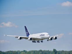 Airbus A380 von Lufthansa im Landeanflug.