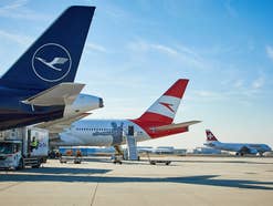 Maschinen von Lufthansa, Swiss und Austrian am Flughafen