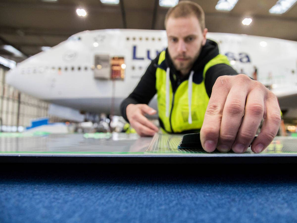 Lufthansa Techniker mit Aeroshark Oberfläche.