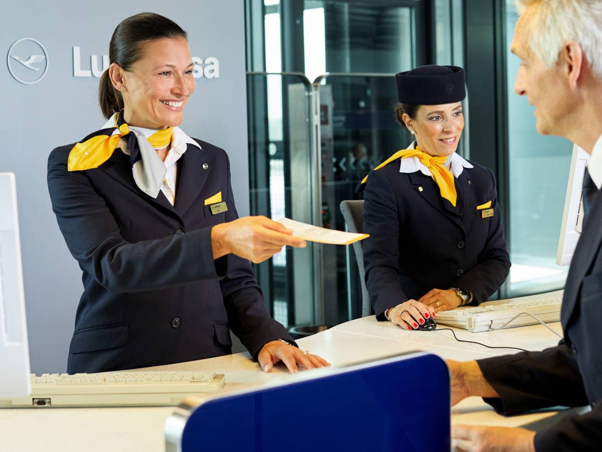 Check-in bei Lufthansa am Flughafen.