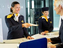 Check-in bei Lufthansa am Flughafen.