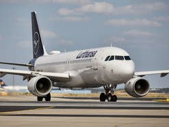 Lufthansa: Geniales Upgrade macht Flugzeuge viel komfortabler Lufthansa Airbus A320 auf einem Taxiway am Flughafen.
