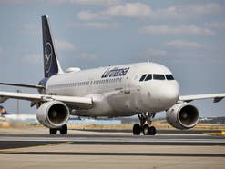 Lufthansa Airbus A320 auf einem Taxiway am Flughafen.