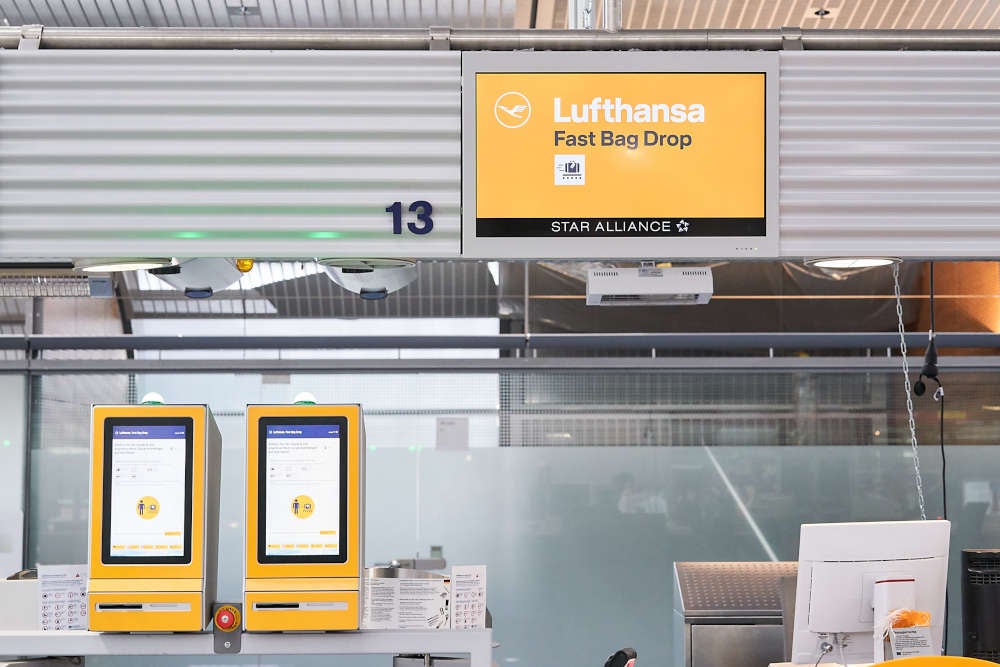 Lufthansa Gepäckabgabe-Schalter am Flughafen.