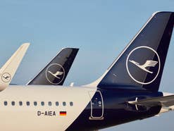 Lufthansa A320 am Flughafen geparkt.