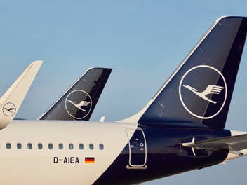 Lufthansa A320 am Flughafen geparkt.