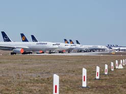 Flugzeuge parken auf der Startbahn Nordwest am Flughafen Frankfurt wegen Corona Krise.