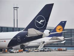 Flugzeuge von Lufthansa parken am Flughafen.