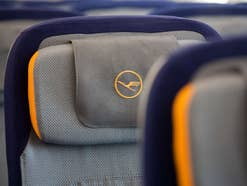 Lufthansa-Sitz in der Economy-Class.