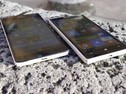 Zwei Lumia-Smartphones mit Windows 10 Mobile auf einem Stein