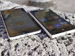 Windows 10 Mobile auf Lumia-Smartphones Zwei Lumia-Smartphones mit Windows 10 Mobile auf einem Stein