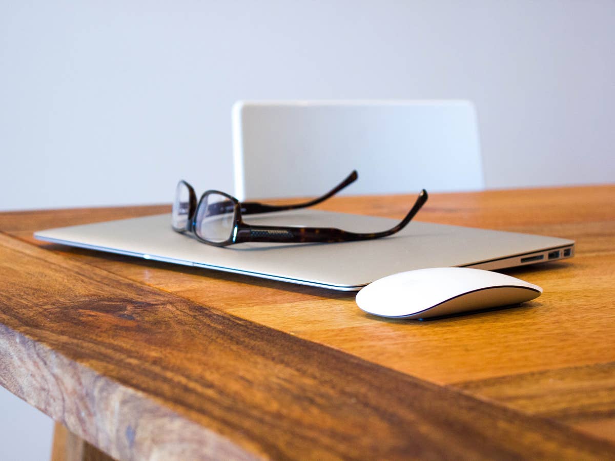 MacBook Air mit Brille und Maus