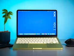 Das MacBook Neo auf einem Schreibtisch.