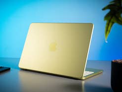 Die gelbe Variante des Apple MacBook Neo auf einem Schreibtisch.