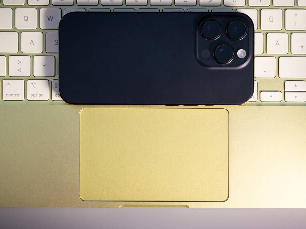 Das Trackpad des MacBook Neo im Vergleich zum iPhone 16 Pro.