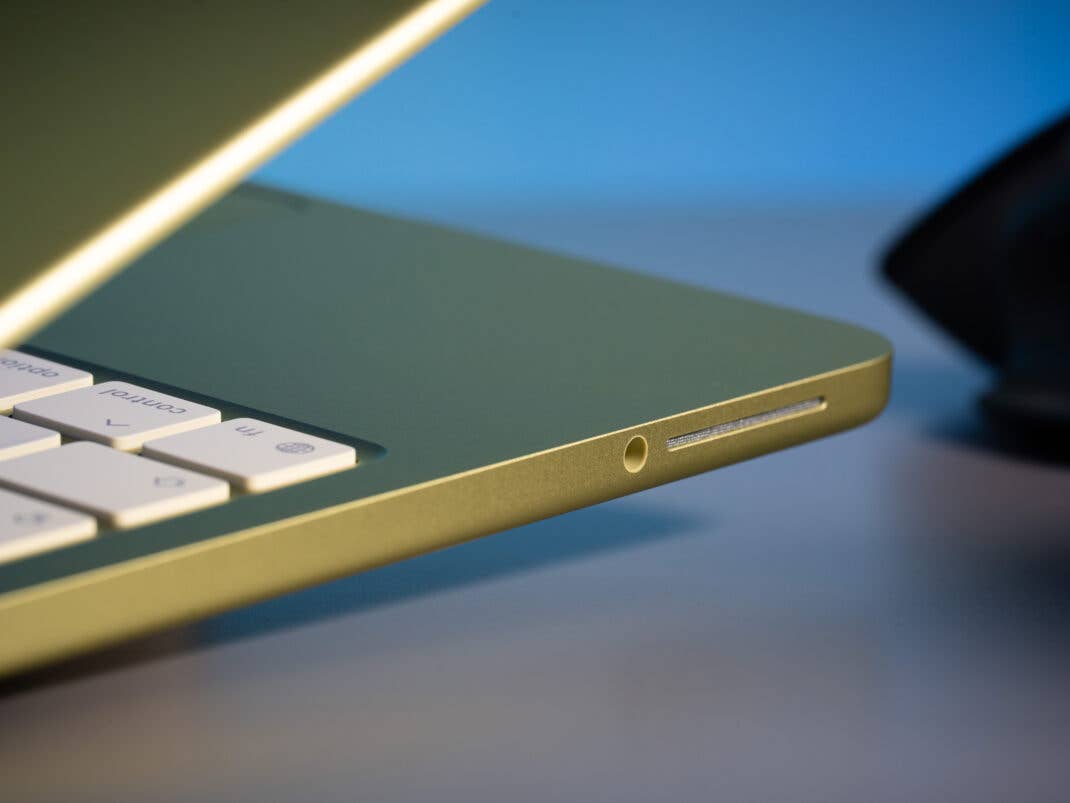 Der Kopfhöreranschluss an der linken Seite des Apple MacBook neo.
