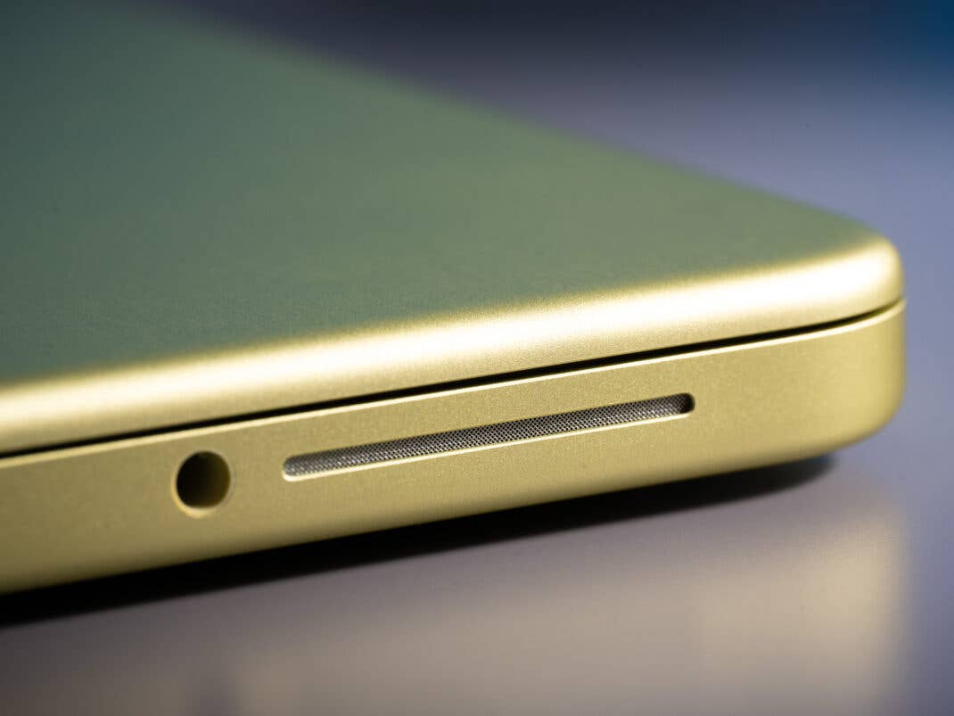 Der Kopfhöreranschluss an der linken Seite des Apple MacBook neo.
