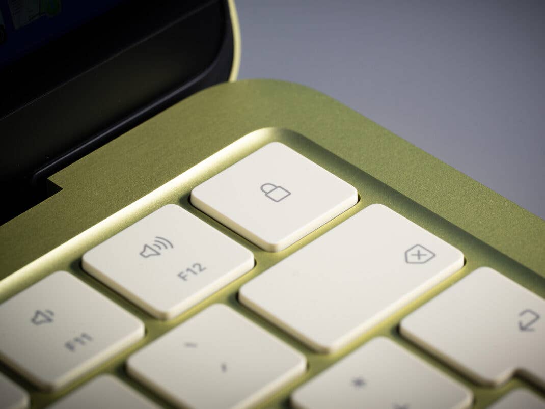 Der An-Knopf des Apple MacBook Neo.