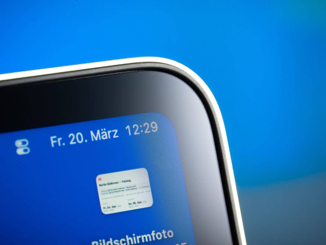 Der obere rechte Bildschirmrand des Apple MacBook Neo.