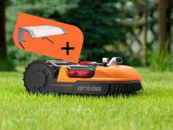 Mähroboter mit Garage auf einem Rasen