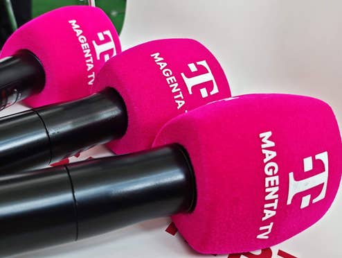 3 Mikros mit MagentaTV Logo
