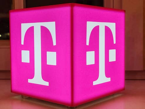Das Telekom-Logo auf einem Würfel