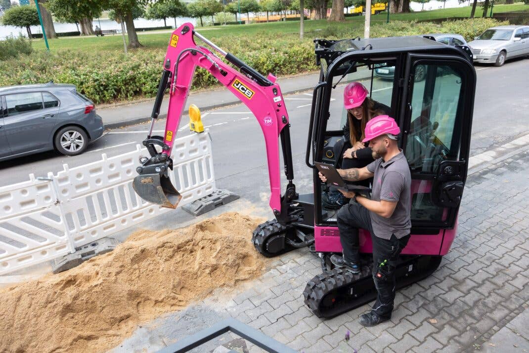 Ein Magenta Bagger der Deutschen Telekom