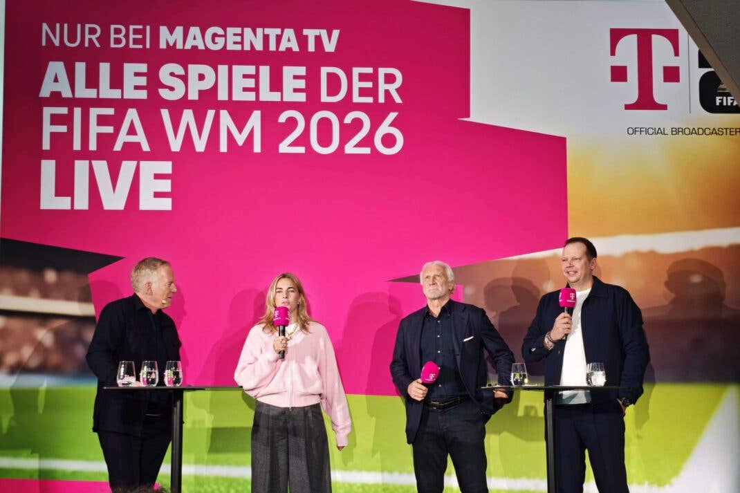 Johannes B. Kerner (links) und Wolff Fuß (rechts) übertragen die Fußball WM 2026 für Magenta TV