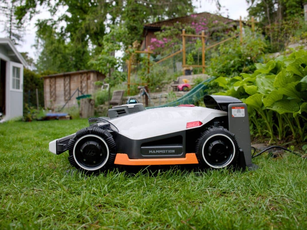 Mammotion Luba 3 AWD in der Station