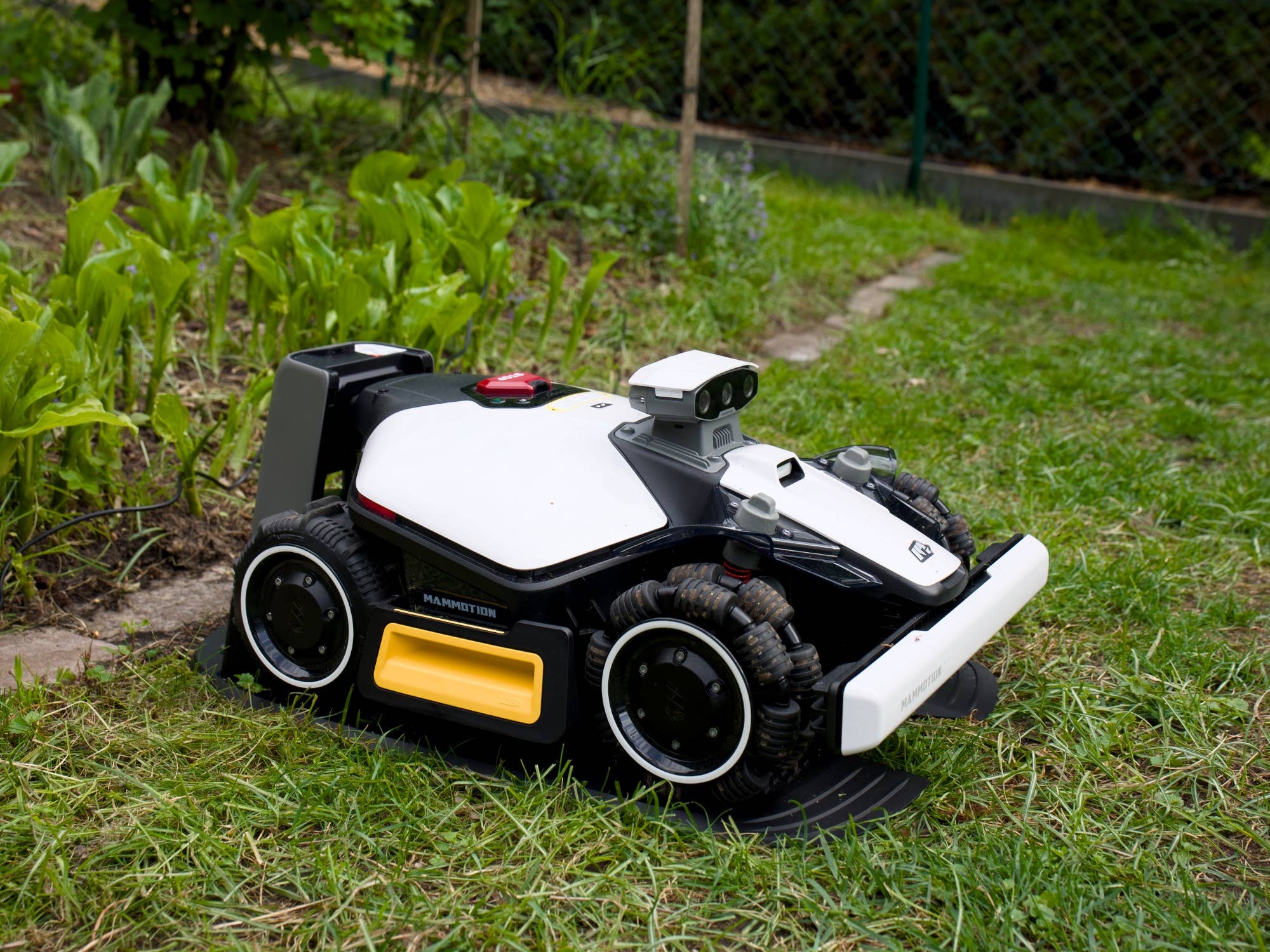 Mammotion Luba mini 2 AWD in der Station