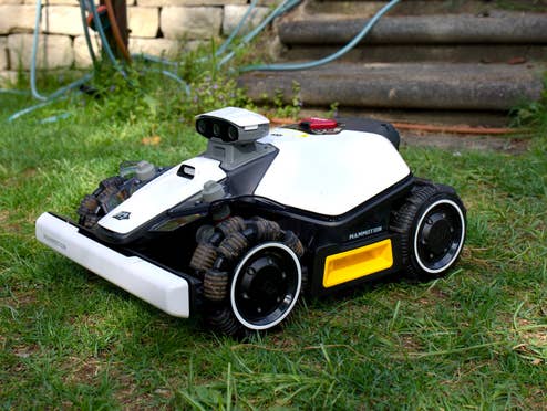 RoboUp Raccoon 2 SE Mammotion Luba mini 2 AWD auf der Rasen