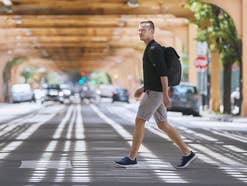 Verkehrsregeln für Fußgänger Straßenverkehrsordnung, Mann überquert Straße