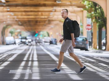 Straßenverkehrsordnung, Mann überquert Straße
