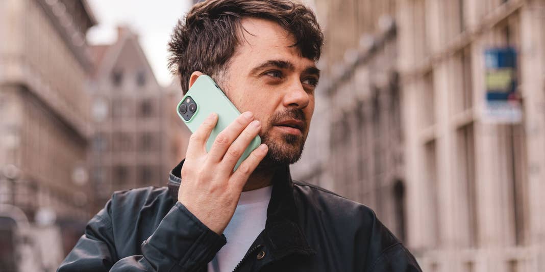 Mann hält ein Smartphone und telefoniert