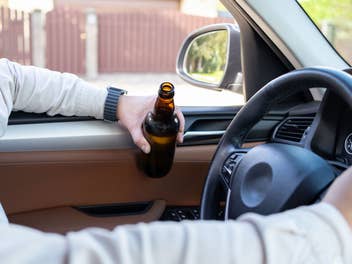 Mann mit Bier im Auto