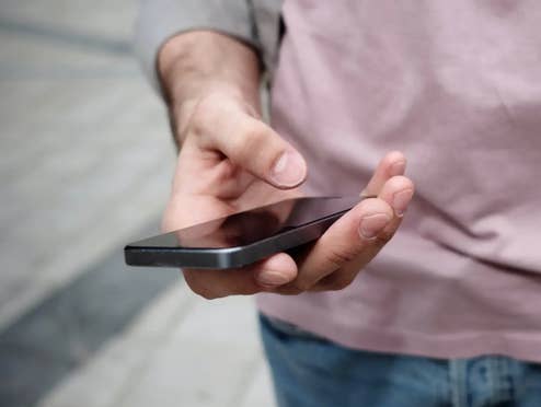 Mann mit einem Smartphone in der Hand