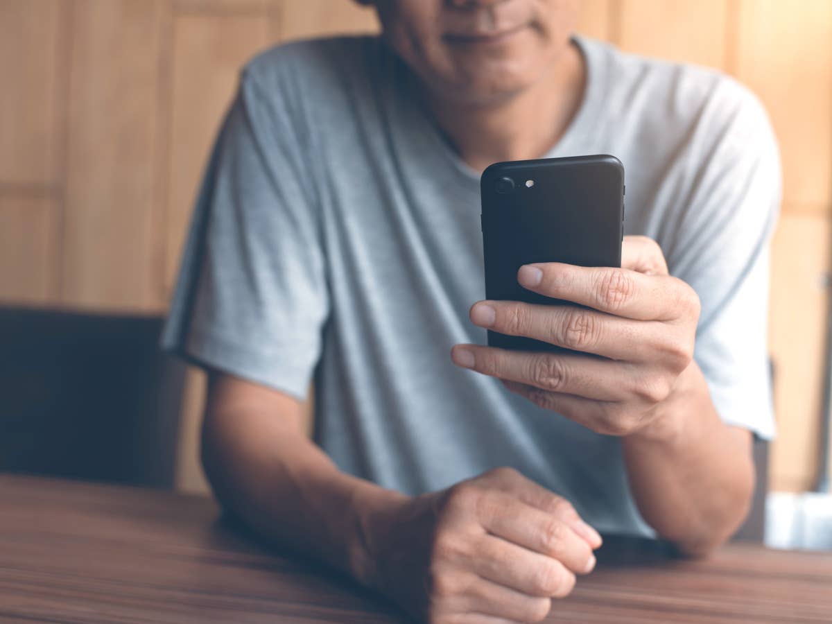 Mann mit Smartphone in der Hand