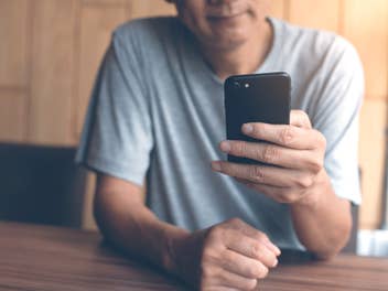 Mann mit Smartphone in der Hand