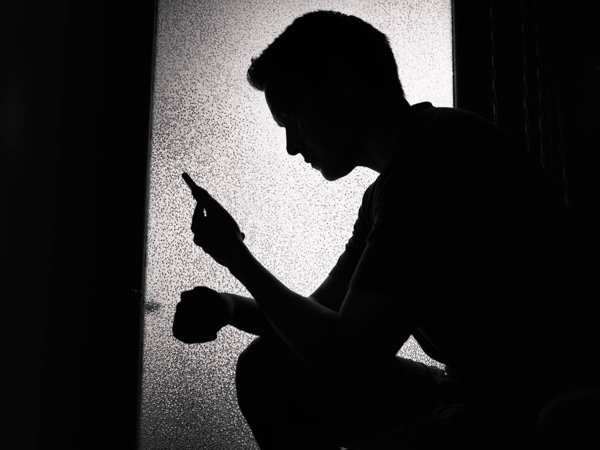 Schatten eines Mannes mit Smartphone