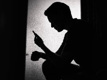 Schatten eines Mannes mit Smartphone
