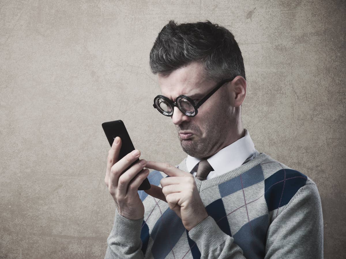 Mann schaut verwirrt auf Smartphone