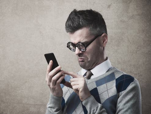 Wer für einen Handytarif nicht mehr als 5 Euro ausgeben möchte … Mann schaut verwirrt auf Smartphone