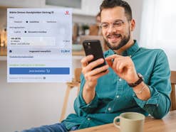 Ein Mann mit Brille und türkisem Hemd schaut lächelnd auf sein Smartphone, eine Einblendung zeigt Daten zu einem Mobilfunktarif