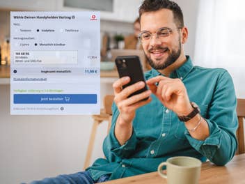 Ein Mann mit Brille und türkisem Hemd schaut lächelnd auf sein Smartphone, eine Einblendung zeigt Daten zu einem Mobilfunktarif