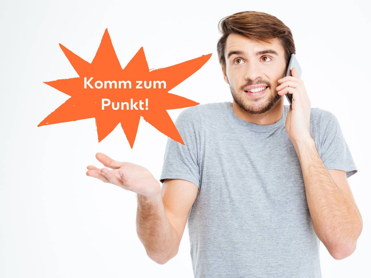 Ein Mann im hellen T-Shirt telefoniert mit einem Smartphone. Auf einer Grafik steht der Hinweis 