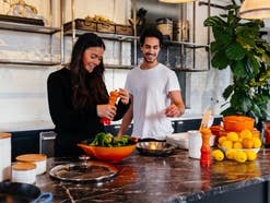 Mann und Frau kochen